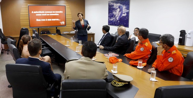 Dina RACHID conduzindo treinamento de comunicação para uma equipe